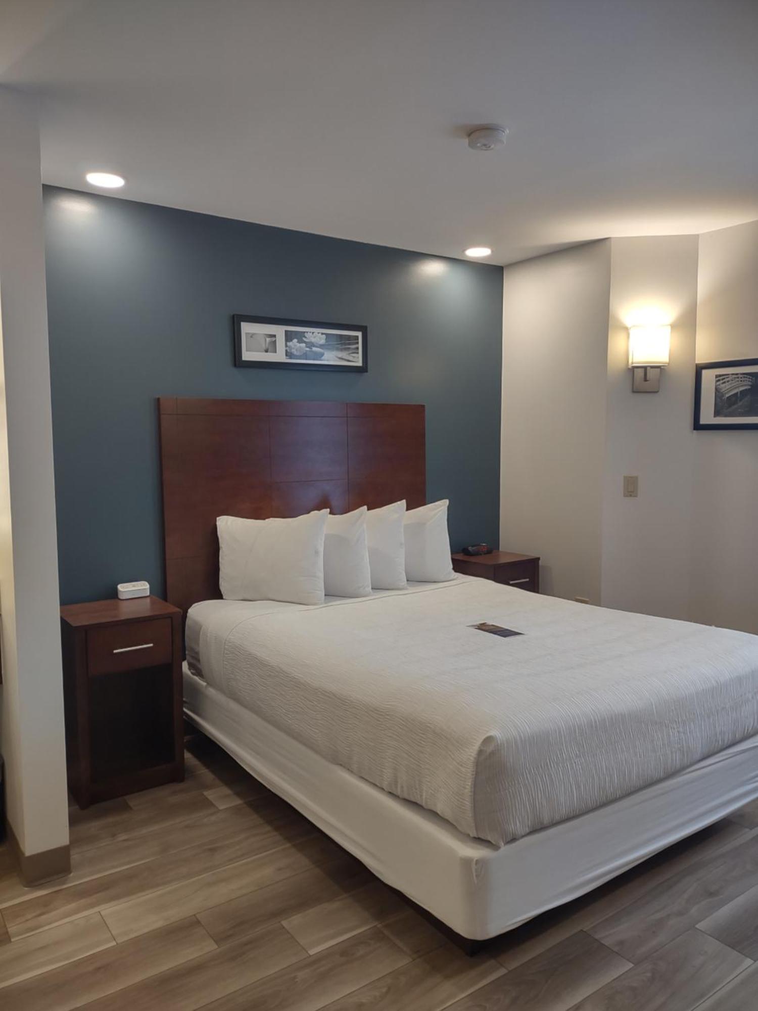 Baymont By Wyndham Flat Rock Hotell Exteriör bild