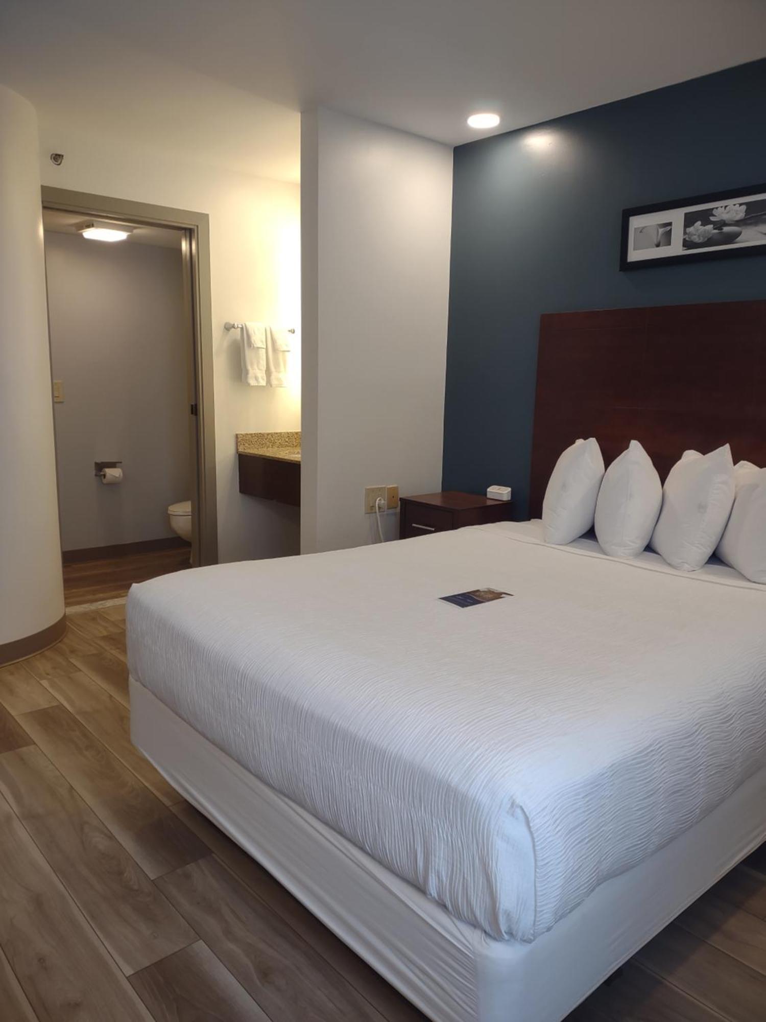 Baymont By Wyndham Flat Rock Hotell Exteriör bild