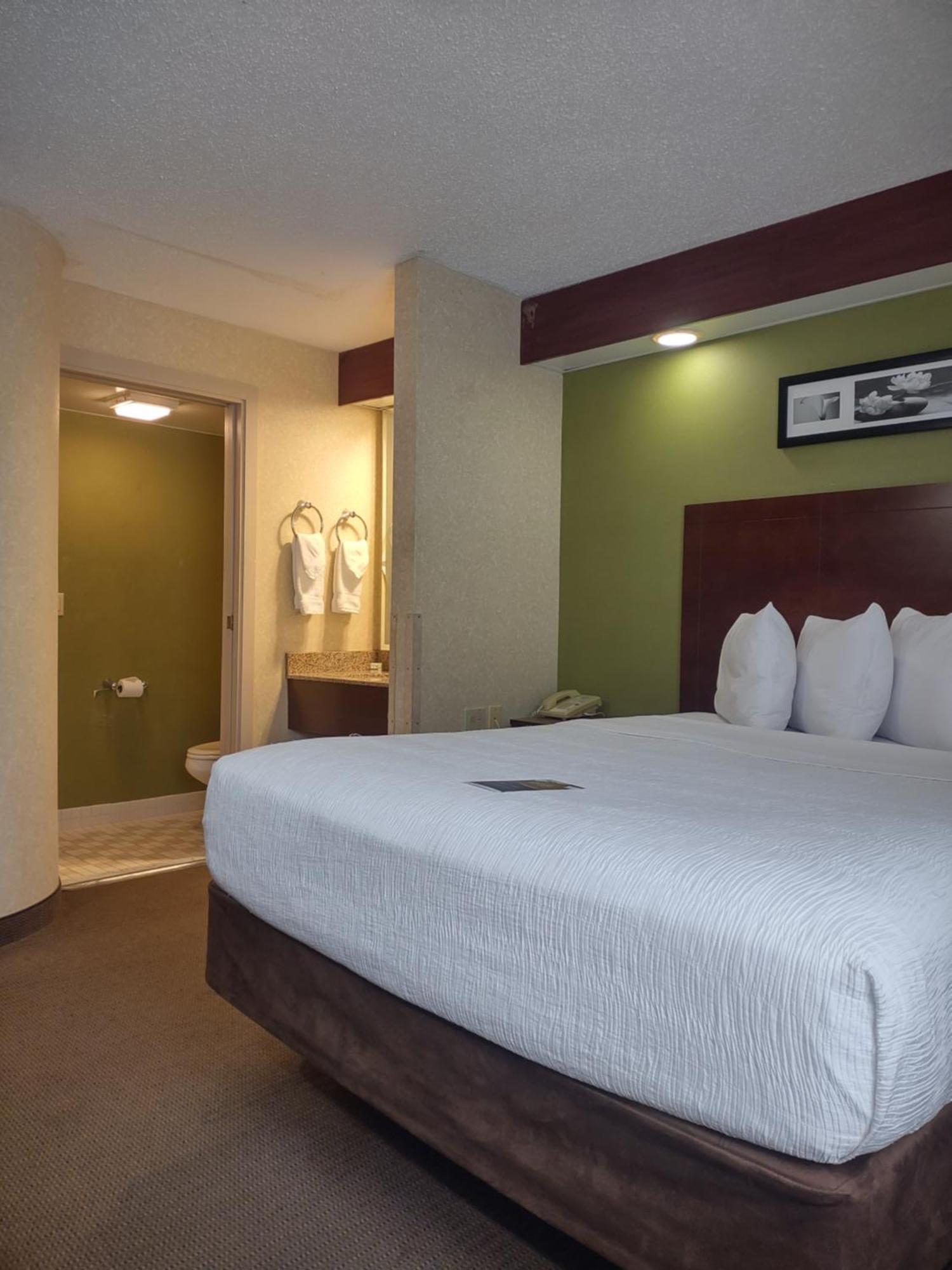 Baymont By Wyndham Flat Rock Hotell Exteriör bild