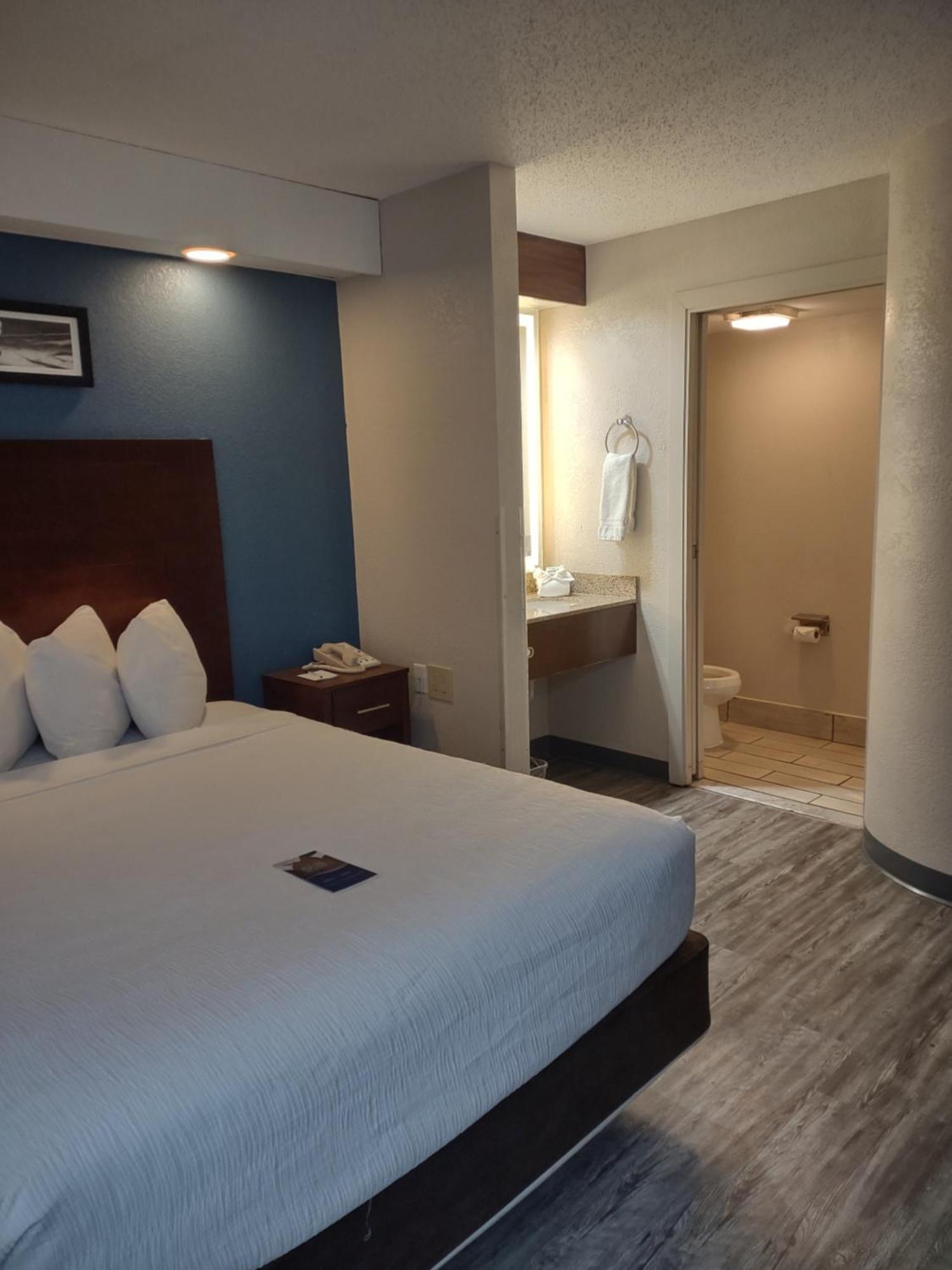 Baymont By Wyndham Flat Rock Hotell Exteriör bild
